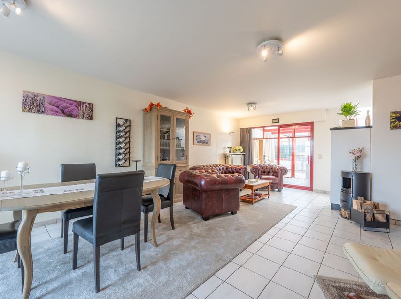 Lichtrijk en ruim duplexappartement in Blankenberge op een uiterst gegeerde en centrale ligging, kortbij winkels, de jachthaven, de zeedijk en het cen