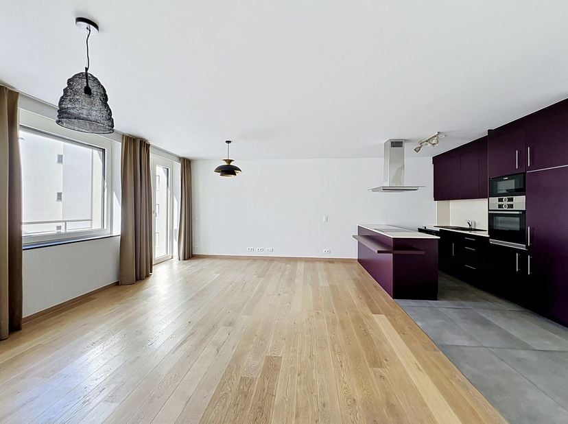 À proximité immédiate du Mont des Arts et de la Gare Centrale, cet appartement entièrement rénové en 2019 bénéficie d’un emplacement particulièrement