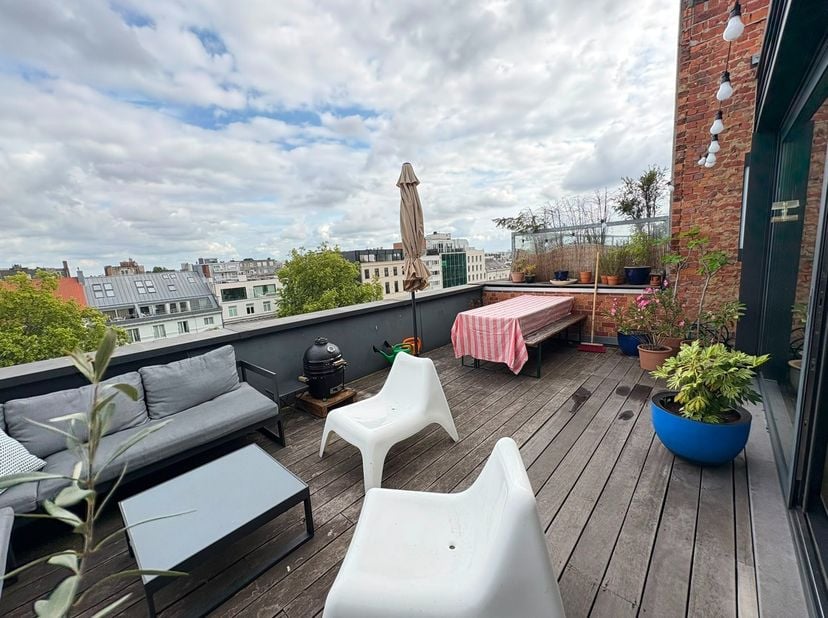 <br />
Prachtig moderne penthouse met ruim terras en panoramische ramen op de 8ste&amp;nbsp;verdieping in de Theaterbuurt op wandelafstand van winkels, re