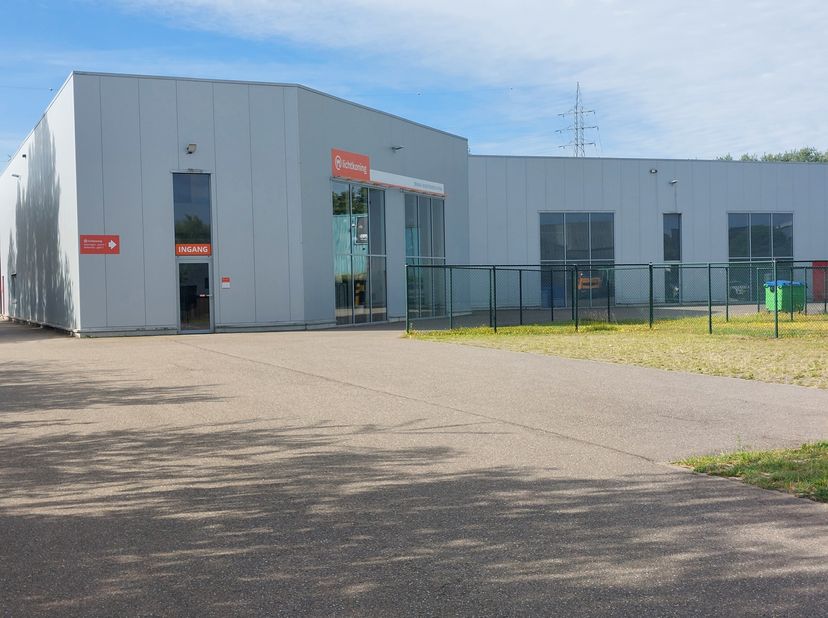 Complex met 9 KMO units van 232 tot 626 m², bouwjaar 2017, geheel verhuurd, jaaropbrengst € 199.000.<br />
Gelegen in een zone voor Ambachtelijke bedr