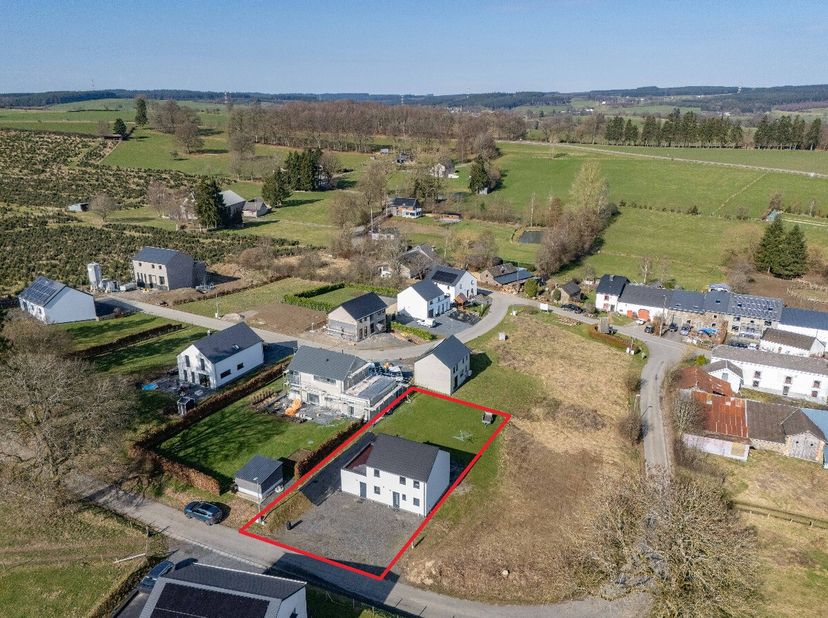 Lagence ERA B-LUX a le plaisir de vous présenter cette maison 4 façades construite en 2024, offrant une superficie habitable de 115 m² et un PEB A, ga