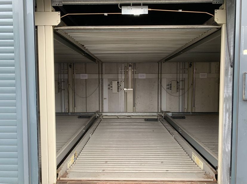 In de L. Dujardinstraat, aan  de Grote Markt van Blankenberge, treft men deze standplaats aan in de residentie Mercado. De parkeerplaats kent een uite