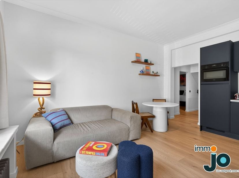 Op een uitstekende locatie in Oostende, op minder dan 100 meter van het strand, bevindt zich dit volledig vernieuwde en instapklare 1-slaapkamerappart