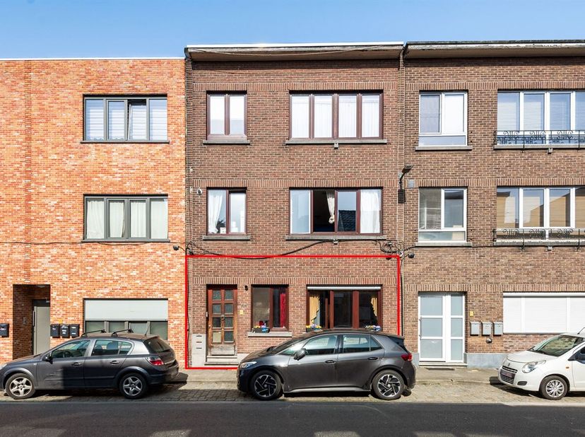 Op te frissen gelijkvloers appartement (71 m²) met 2 slaapkamers en tuin in Wilrijk<br />
Ligging:<br />
Dit gelijkvloers appartement is gelegen in Wi