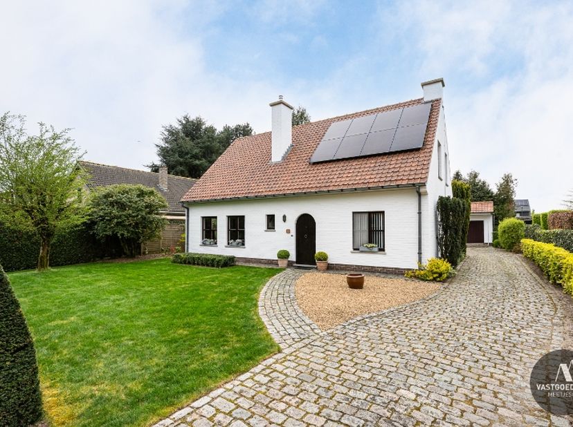 Charmant, perfect onderhouden, magnifieke tuin, toporiëntatie... slechts enkele troeven van deze eigendom.<br />
Ontdek deze vrijstaande woning op een