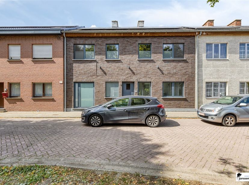 Verken deze charmante woning in het hart van Wilrijk, een perfecte combinatie van comfort en stijl. Met een bewoonbare oppervlakte van 172m² op een pe