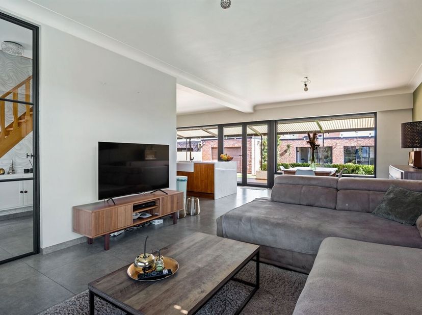 Ruime instapklare woning op 9a 69ca<br />
Deze woning werd volledig gerenoveerd in 2015 en afgewerkt met kwaliteitsvolle materialen. <br />
Ligging: R