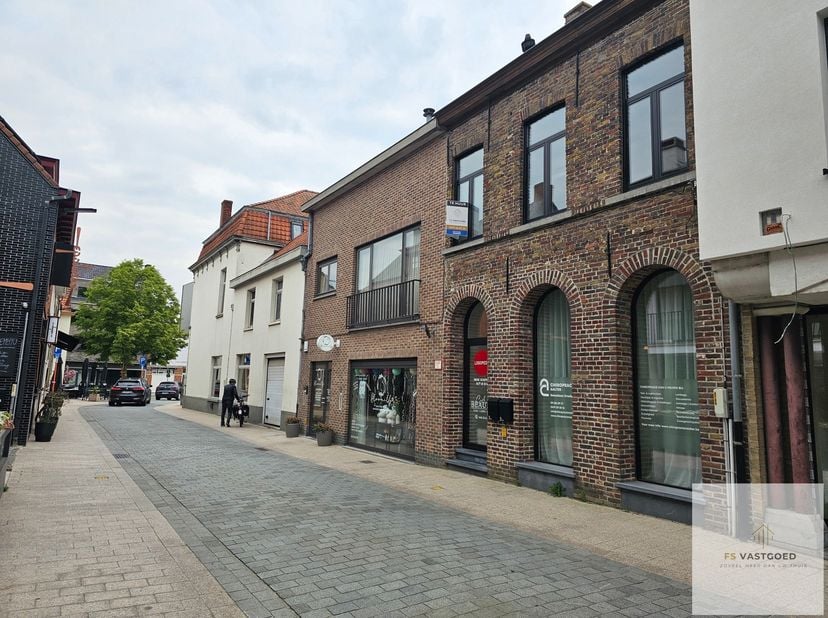 Modern en volledig vernieuwd duplex appartement, ideaal gelegen in het centrum van Aalter aan de Markt. Dit instapklare appartement bevindt zich op de