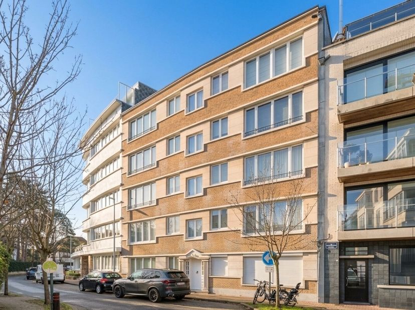Knokke: Luxueus gerenoveerd 2-slaapkamerappartement te koop met open zicht over de villa's. Dit prachtig afgewerkte appartement, gelegen op de derde v