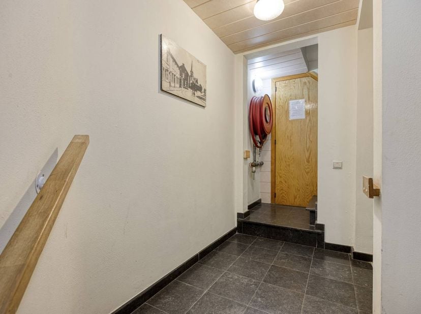 Dit energiezuinige 1-slaapkamerappartement is ideaal gelegen pal in het centrum van Genk, op wandelafstand van winkels, scholen en openbaar vervoer. D