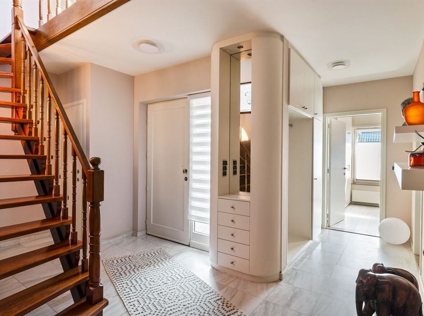 Instapklare energiezuinige woning met 3 slaapkamers en inpandige garage, op een mooie rustige ligging<br />
Richtprijs: 589.000 euro <br />
Via de ink