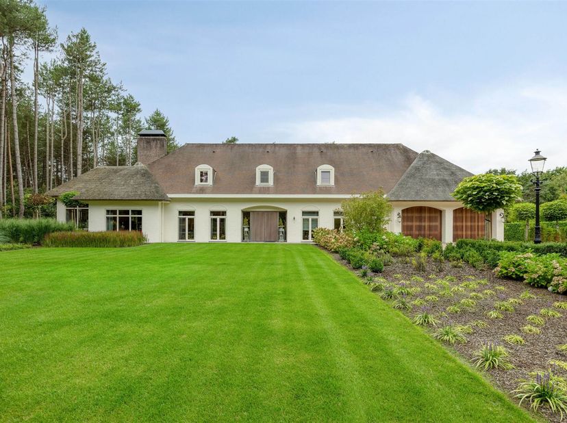 Au bout d'une allée majestueuse, cachée derrière un domaine entièrement clôturé de plus de 7 000 m², cette exceptionnelle villa de campagne vous atten