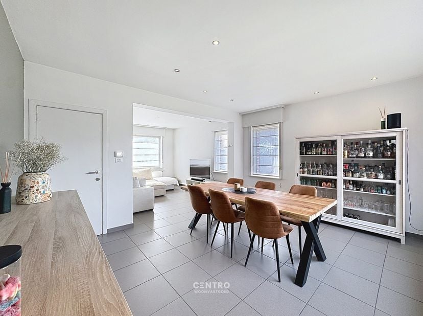 Instapklare woning met zeer veel RUIMTE in de&amp;nbsp; geliefde wijk 'Don Bosco' te Torhout!<br />
<br />
INDELING:<br />
Gelijkvloers:<br />
Ruime inkom