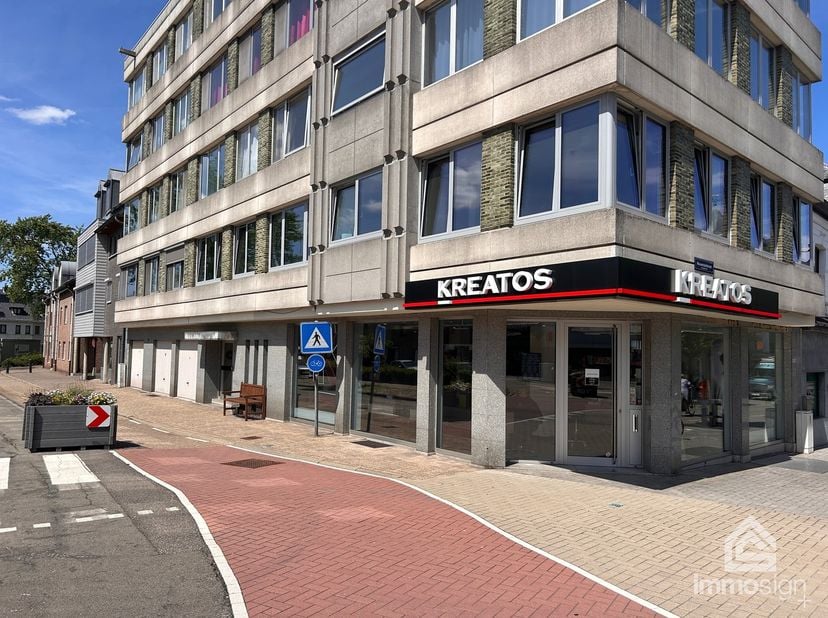 PLUSPUNTEN:<br />
+ bewoonbare oppervlakte: 75 m²<br />
+ 2 slaapkamers<br />
+ lift aanwezig<br />
+ voorzien van airco<br />
+ lichtrijke leefruimte