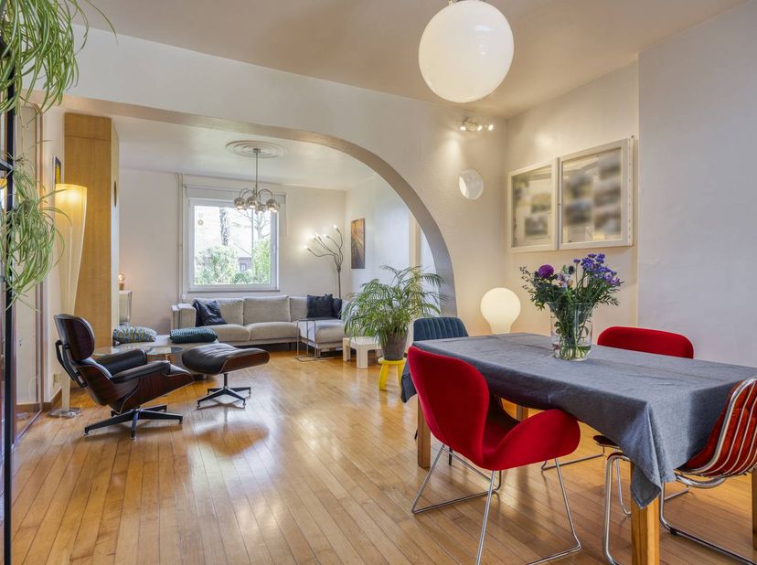 Deze woning is te vinden op slechts enkele minuten van de autostrade en zo geniet je van een vlotte verbinding richting Hasselt, Genk en omliggende st