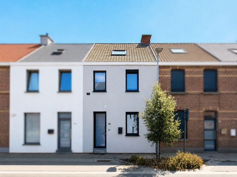 GERENOVEERDE WONING met ZUIDOOSTGERICHTE TUIN en vlot bereikbaar in Oudenaarde. Deze INSTAPKLARE WONING werd gerenoveerd in 2022 en combineert een HED