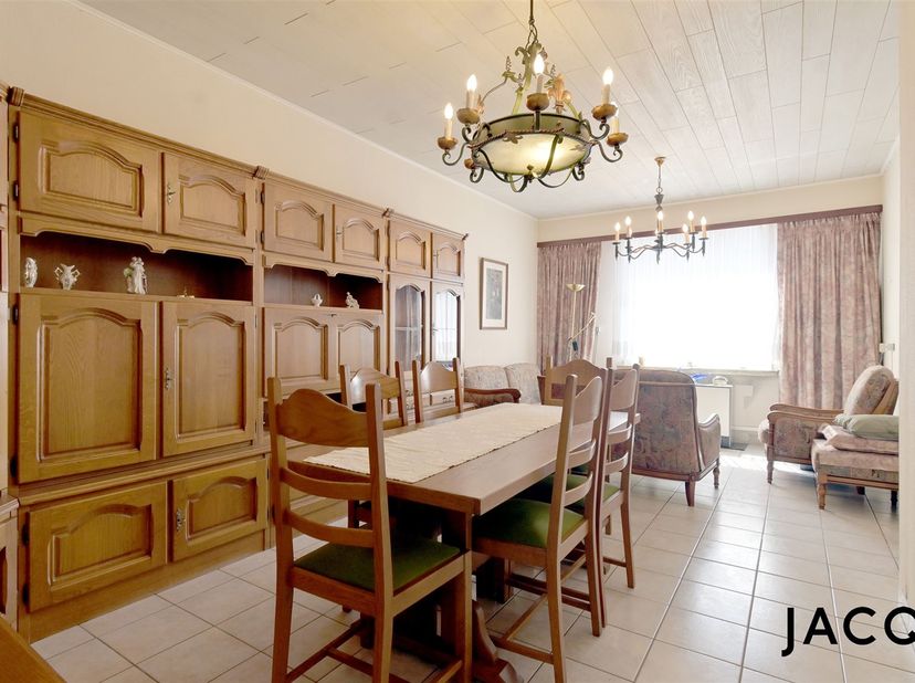JACQ Real Estate stelt u graag deze te renoveren gezinswoning voor, ideaal gelegen vlak bij het recreatiedomein De Schorre.<br />
<br />
Indeling:<b