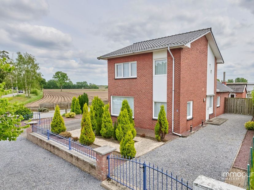 In de Fabrieksstraat te Hamont, op enkele voetstappen van de Nederlandse grens, bevindt zich deze degelijk gebouwde vrijstaande woning op een perceel