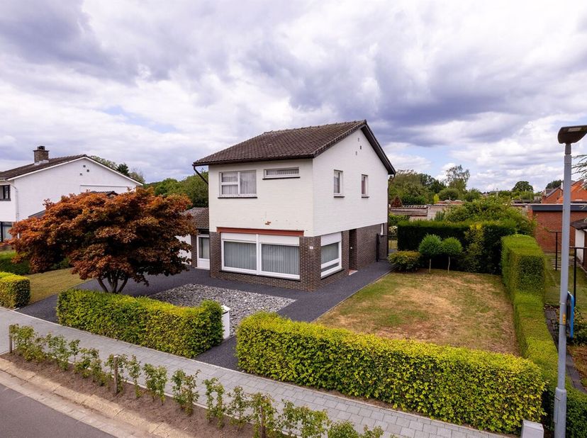 Te renoveren woning met 3 slaapkamers op een gunstige locatie te Houtvenne! <br />
Deze woning is gelegen in een groene, kindvriendelijke omgeving, ma