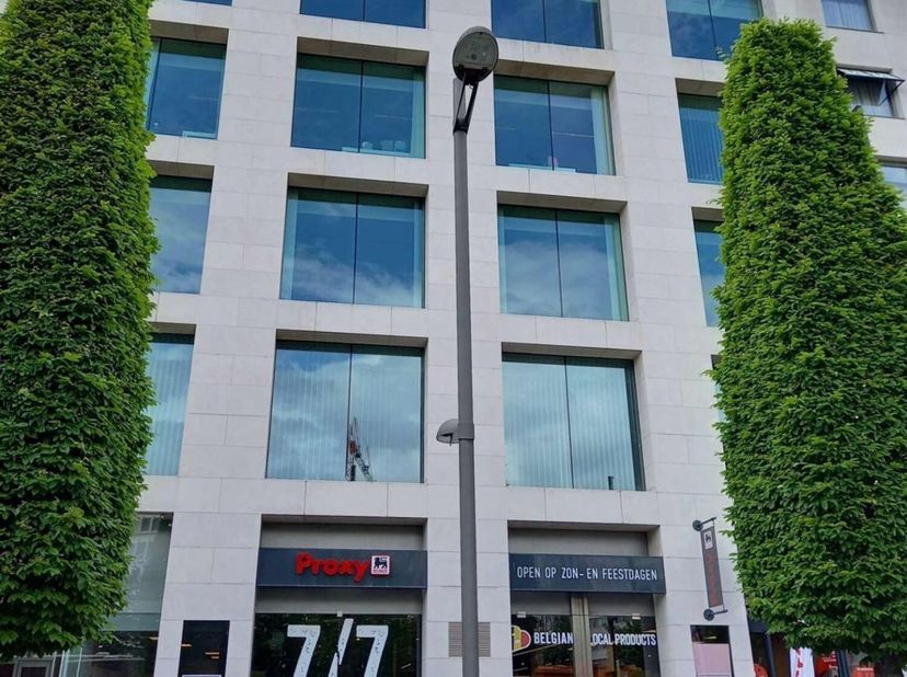 Cet espace de bureaux moderne est idéalement situé à quelques minutes à pied de la<br />
gare centrale d'Anvers, ce qui le rend parfaitement accessibl