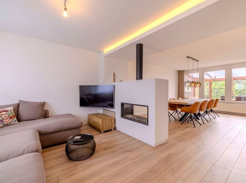 Te koop: een in 2023 prachtige, totaal gerenoveerde woning op een perceel van 5a 8ca in het hartje van Kasterlee.<br />
Gelijkvloers: Inkom, via een