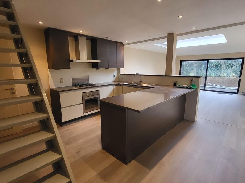 Découvrez cette charmante maison mitoyenne, prête à emménager, avec 2 grandes chambres, située au cœur de Waasmunster. Les pièces à vivre lumineuses,