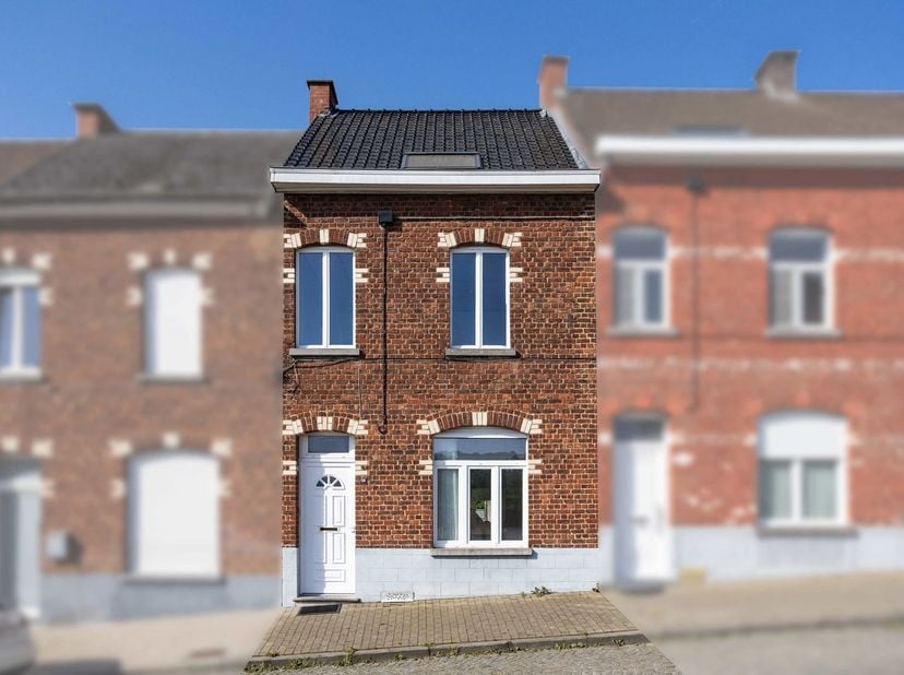 Deze woning met tuin en extra achterliggende percelen grond biedt tal van mogelijkheden en vormt een ideale starterswoning of een interessante investe