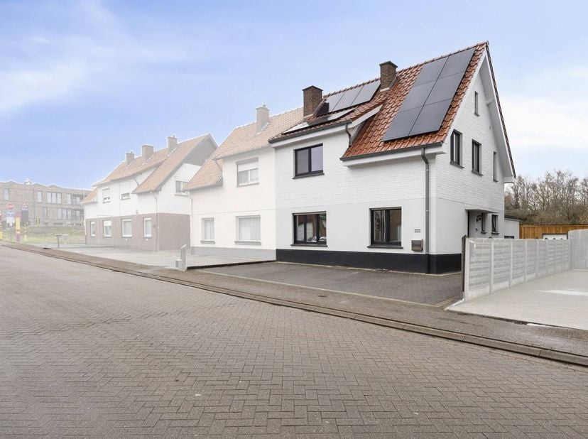 Op zoek naar een instapklaar stuk vastgoed in het historische Tongeren? Aan de Koninksemsteenweg 131 ontdekt u dit prachtig gerenoveerde huis dat onmi
