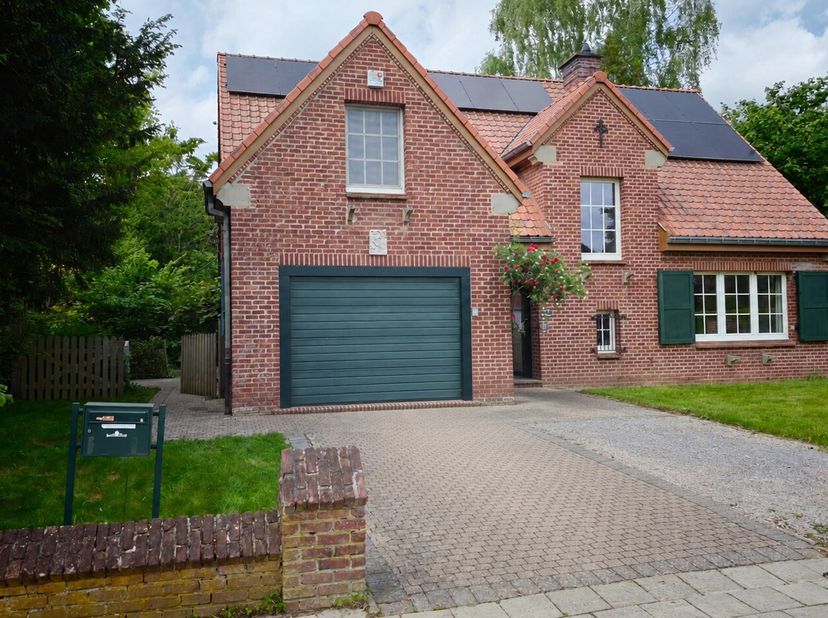 Droomt u van wonen in een karaktervolle woning met een idyllische, bijna sprookjesachtige uitstraling? Dan zal deze charmante villa u meteen weten te