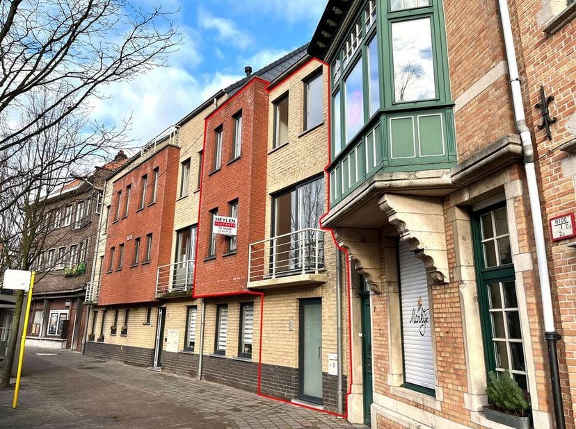 Duplex 3-slaapkamer appartement in hartje Ekeren <br />
Ligging: <br />
Het appartement is gelegen in het centrum van Ekeren, op wandelafstand van ver
