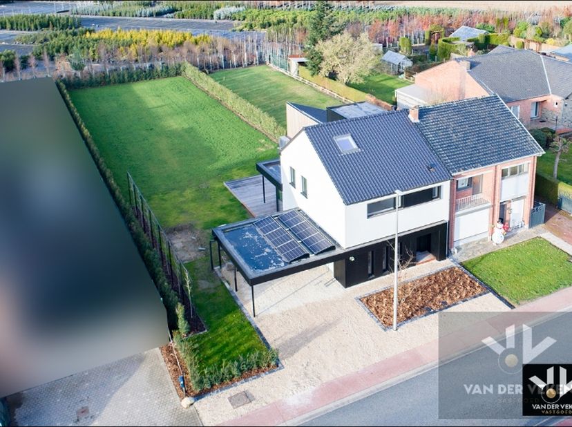 Totaal gerenoveerde woning op een perceel van ruim 10 are en gelegen in de landelijke omgeving van Vliermaal. De woning werd bij deze grondige renovat