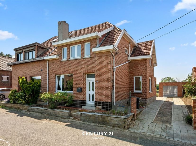 In de geliefde Zoutrootjesstraat, een rustige en groene woonstraat in Linden (Lubbeek), bevindt zich deze karaktervolle halfopen bebouwing op een mooi