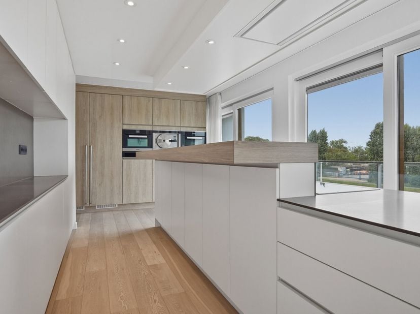 Luxueus praktisch appartement (122m² + 30 m²) met rondom terrassen te Nieuwpoort-Stad. Dit appartement op de 2 verdieping is gelegen op een hoek met p