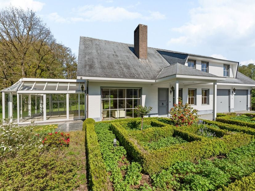 Charmante villa avec de nombreuses possibilités d'agrandissement sur un domaine privé unique bordant une réserve naturelle à Schilde<br />
Dans l'un d
