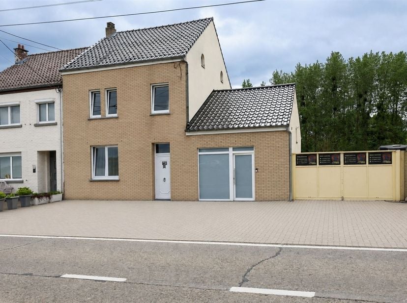 Ruime gezinswoning (+/-250m²) met 5 slaapkamers op prachtig perceel van 15a58ca<br />
<br />
Omgeving:<br />
+ Gelegen in een groene omgeving nabij