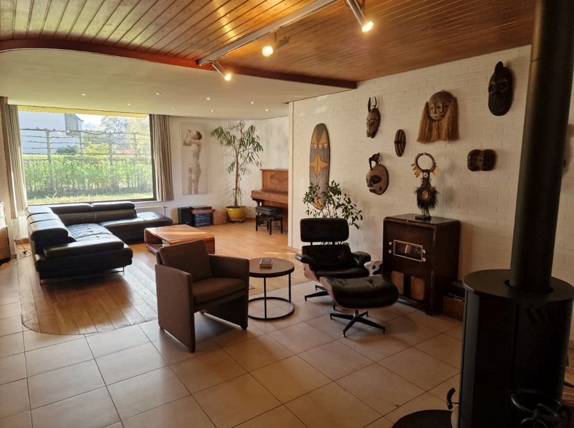 INDIEN U EEN BEZOEK WENST IN TE PLANNEN GELIEVE EEN BEZOEK AAN TE VRAGEN VIA WWW.HILLEWAERE.BE VIA DE RODE KNOP<br />
Deze laagbouwvilla met 6 slaapka
