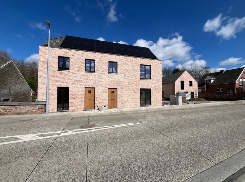 Cette entité de bungalow rénovée, avec 1 chambre, est située au centre du pittoresque Dikkelvenne.<br />
D'un côté, la boulangerie, la boucherie se tr