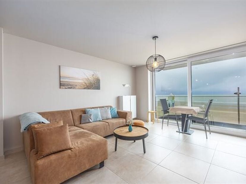 Ce superbe appartement neuf, offrant une vue imprenable sur la mer, se situe au deuxième étage de la Résidence Vision I. Il comprend un hall d'entrée,