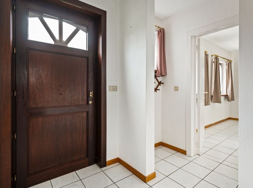 Deze verzorgde en instapklare woning gelegen aan de Klaprooststraat 8 te Leopoldsburg biedt ca. 163 m² bewoonbare oppervlakte en combineert comfort, r