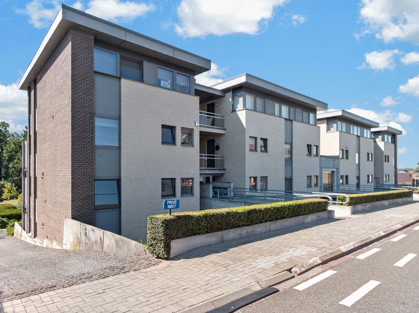 Zeer mooi en leuk appartement met 2 slaapkamers en royaal terras met prachtig uitzicht en uitstekende zonoriëntatie, voorzien van een ondergrondse par