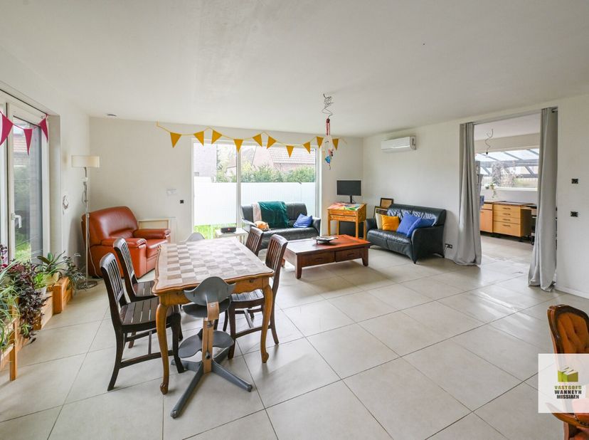 ** IN OPTIE ** Gerenoveerde open bebouwing met 3 gelijkvloerse slaapkamers op een hoekperceel van 648m2.<br />
De woning heeft volgende indeling: ruim