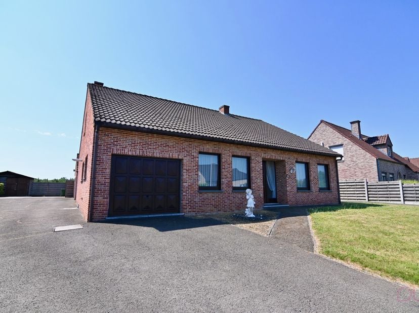 Droomt u van rustig wonen in een groene omgeving, zonder in te boeten aan een vlotte bereikbaarheid? Dan is deze charmante open bebouwing in het lande