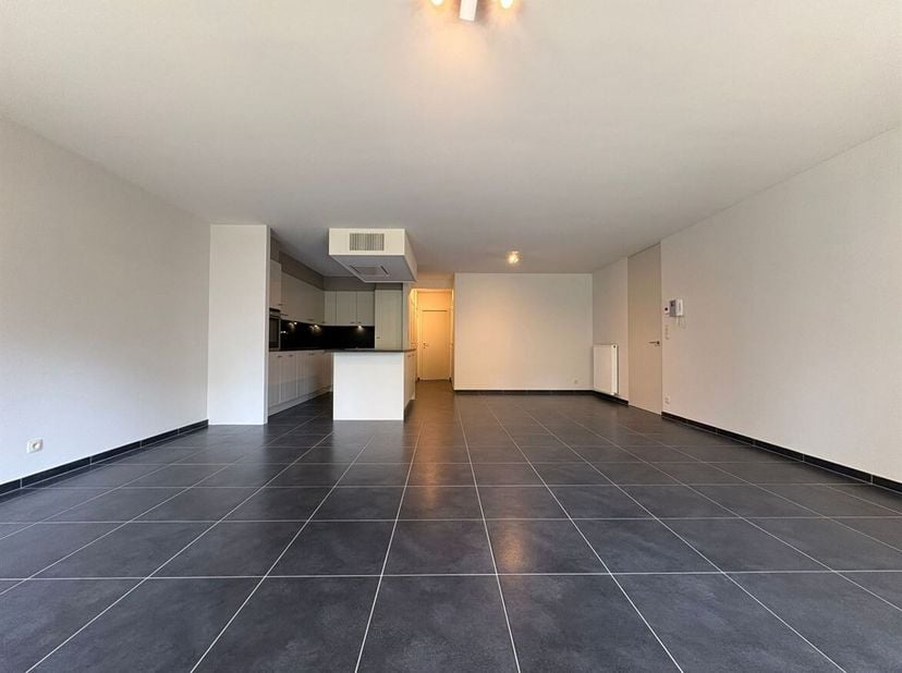 Mooi gelijkvloers appartement met terras en ondergrondse garagebox<br />
Ligging: Centraal gelegen in een rustige wijk nabij het centrum van Herentals