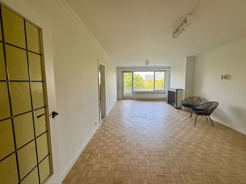 Het appartement beschikt over een inkomhal met vestiairekast, een gastentoilet en een praktische berging.&amp;nbsp; Vervolgens kom je in een ruime en lich