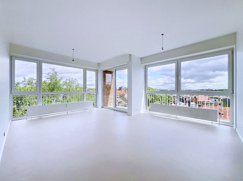 Tel: 0456 12 69 37 / E-mail: kilian.f@weinvest.be<br />
We Invest biedt u exclusief dit prachtige appartement van 82 m² aan, recent gerenoveerd en gel