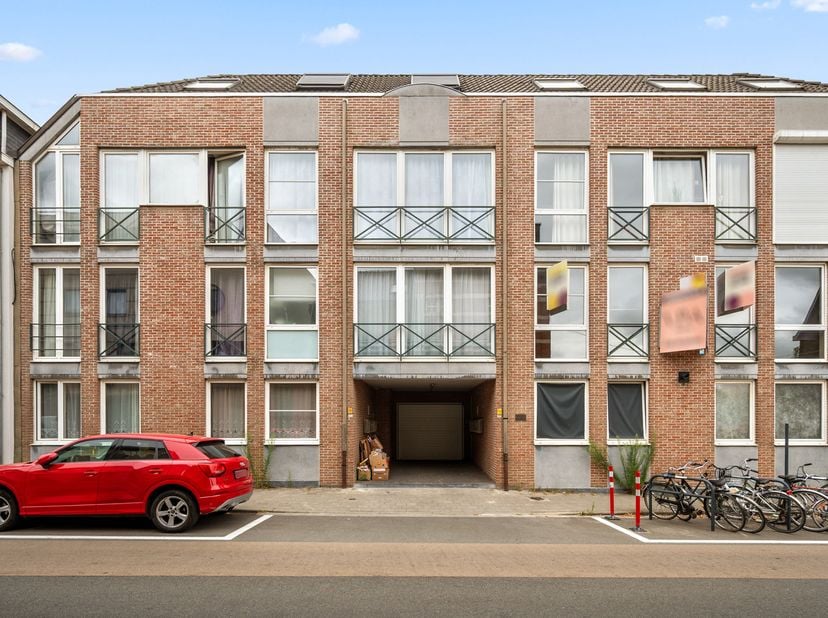 Dit instapklare appartement is uitstekend gelegen en beschikt over een lichtrijke leefruimte met open keuken. Daarnaast omvat het appartement een ruim