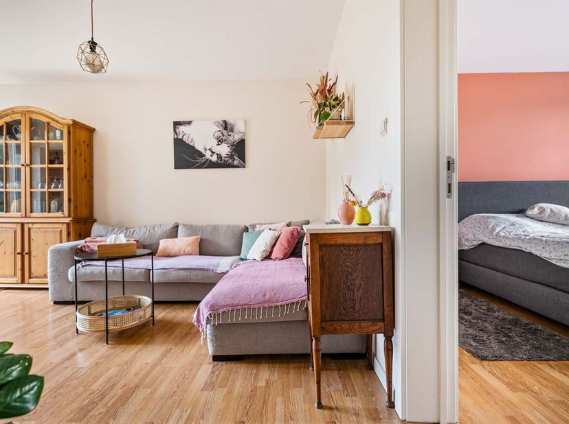 Karaktervol appartement (61m²) voorzien van twee slaapkamers en een zonnig terras op toplocatie biedt een uitstekende opportuniteit voor eigen bewonin