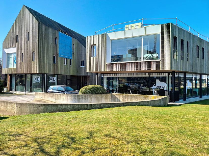 Ces espaces de bureaux entièrement meublés, situés au 2ème étage d'un bâtiment élégant et moderne de Sint-Denijs-Westrem, offrent l'environnement de t