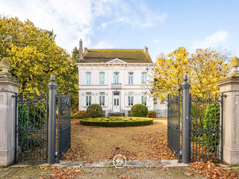 Te midden van het stille dorpsleven van Watervliet, verscholen achter een sierlijk ijzeren<br />
hekwerk, ligt een kasteeltje dat evenveel charme als