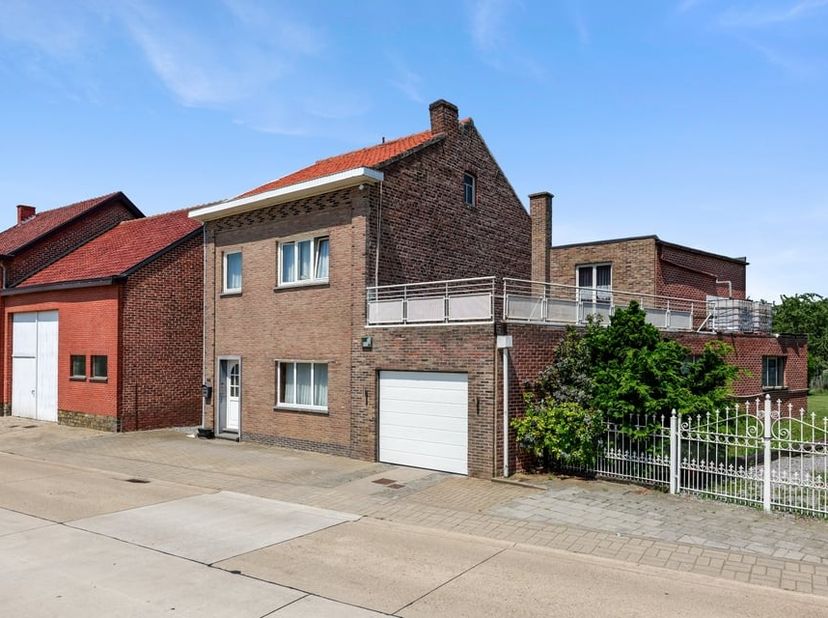 Deze ruime gezinswoning is gelegen aan Kerkom-Dorp 44 in het landelijke Sint-Truiden, meer bepaald in het rustige Kerkom. Hier geniet u van een groene